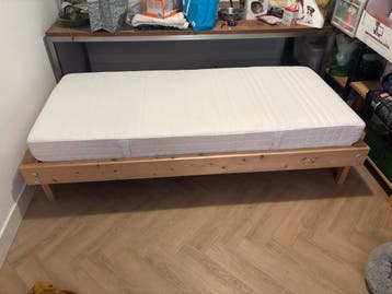 Oerdegelijk eenpersoons bedframe met lattenbodem 90x200