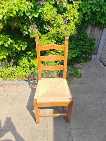 4 massief houten eetkamerstoelen met rieten zitting