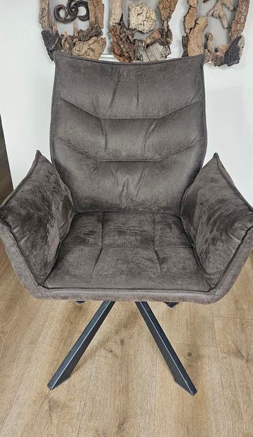 8 fauteuil stoelen, 1 met gebroken poot