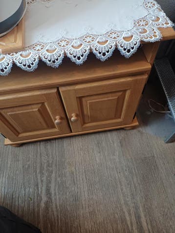 Gratis af te halen: Houten kastje met deuren (78x40x65 cm)
