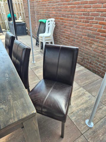 Mooie houten tafel met 6 lederen stoelen