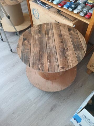 GRATIS 2 RONDE (SALON) TAFELTJES GEMAAKT VAN HASPELS