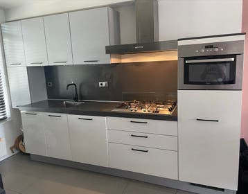 Complete keuken met Bosch fornuis en Whirlpool vaatwasser