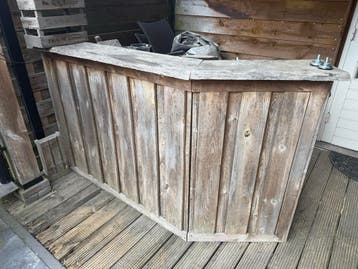 Robuuste houten buitenbar met flesopener