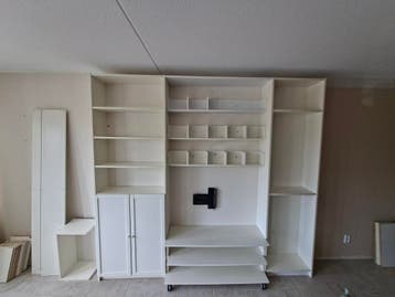 Grote witte wandkast/boekenkast met deuren en planken