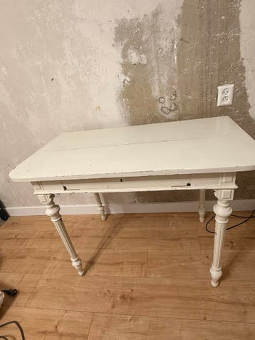 GRATIS Witte bureau/kaptafel met sierlijke poten en lade