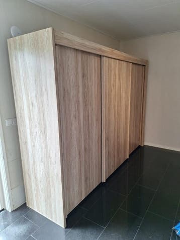 Ruime (kleding)kast met schuifdeuren - gratis af te halen