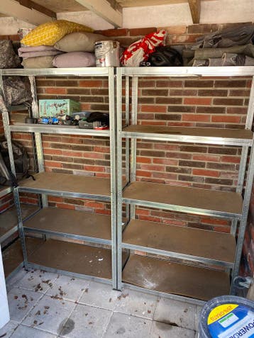Gratis twee metalen stellingkast met houten planken