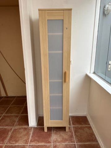 Houten kast met glazen deur - ideaal voor opslag