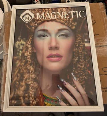Gratis Magnetic Nail Art Poster - Mooie Vrouw met Nagels.