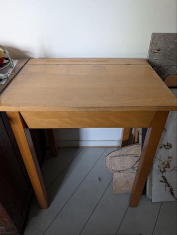 Vintage houten kinderbureau met opbergruimte