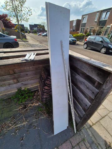 Witte plankdragers en planken