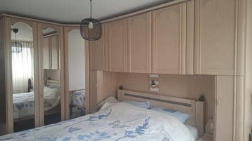 Complete slaapkamerinrichting met kledingkast en bed