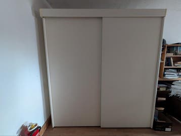 Kledingkast met schuifdeuren en hangruimte