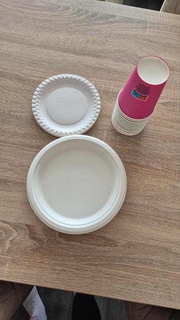 Papieren bekers en borden - nieuw en gratis ophalen