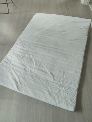 Matras topper - licht vergeeld door bleekmiddel