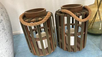 Gratis: twee windlichten met nepkaars.