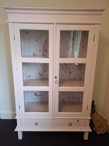 Gratis! Roze houten vitrinekastje met behang, 160x100x40cm