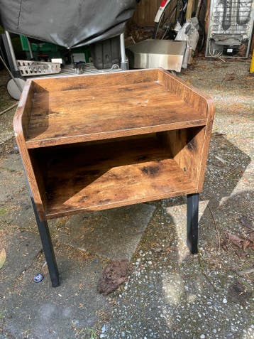 Houten bijzettafel met metalen poten