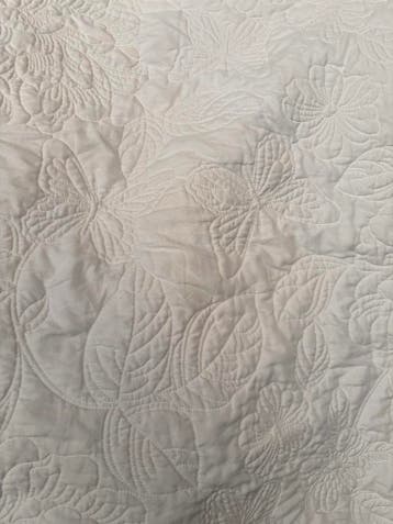 Witte bedsprei 1 persoons met bloem/vlinder stiksels