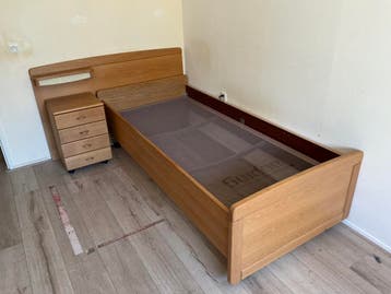 Gratis af te halen,bed en nachtkastje