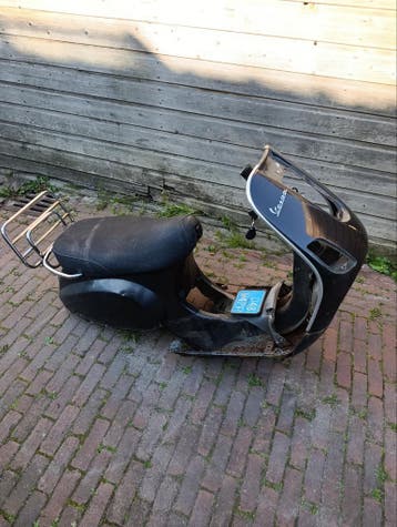 Vespa lx 50cc 4t frame met kenteken.