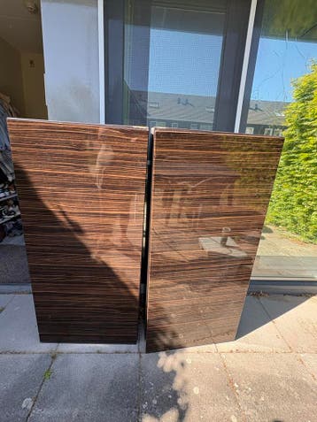 Donkerbruine kasten met planken