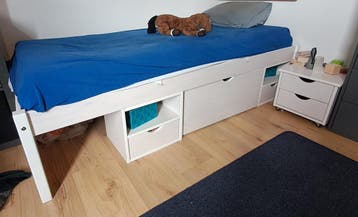 Eenpersoons houten bed 90x200cm met lades/nachtkastje