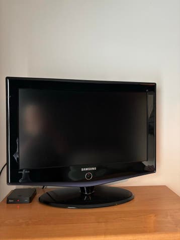 Kleine Samsung TV 67x48 cm met afstandsbediening