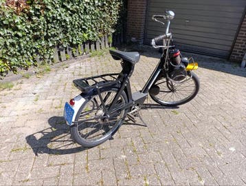 Solex kenteken.  Corne van Wieringen in Rijnsaterwoude