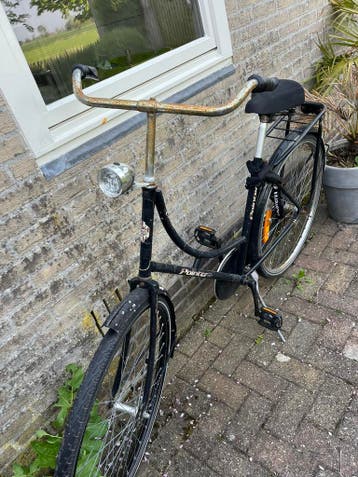 GRATIS - zwarte fiets (opknappertje of voor onderdelen)