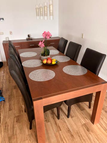 Elegante eettafel met 6 stoelen en dressoir