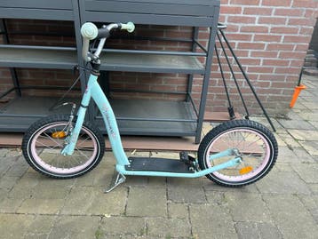 Leuke kinderstep - lichtblauw met roze accenten