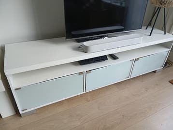 tv-kast hoogglas wit met melkglas deuren