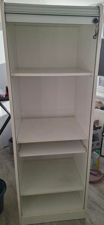 Witte computerkast met roldeur en verstelbare planken