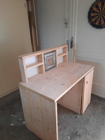 Houten bureau met opzetstuk en opbergruimte