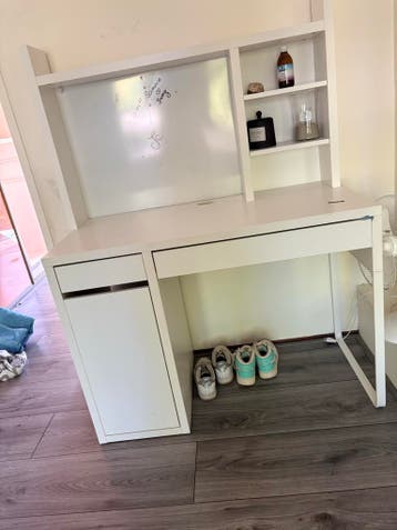 IKEA bureau met opbergruimte en whiteboard