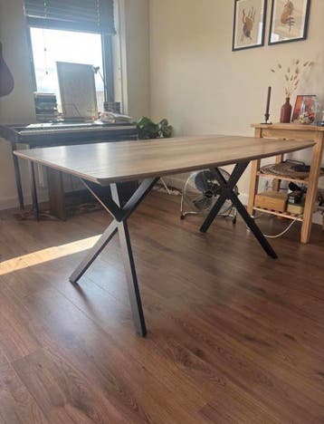 Gratis moderne eettafel met hout blad en metalen onderstel