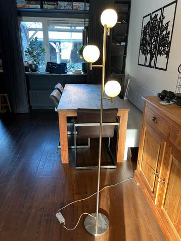 Moderne staande lamp met 3 glazen bollen