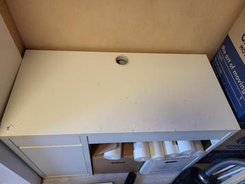 Bureau gebruikt. Breed 105, diep 50 hoog75 cm.