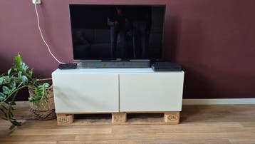 TV-kast met pallet onderstel