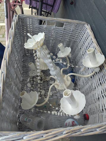 Kroonluchter ,wit,plastik,weet niet of het werkt!!! Gratis!