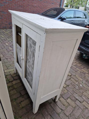 Oud kastje, ideaal voor schuur. Gaat vlgd week naar de stort