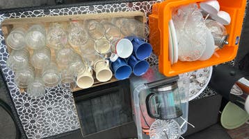 Diverse glazen, kopjes en schalen