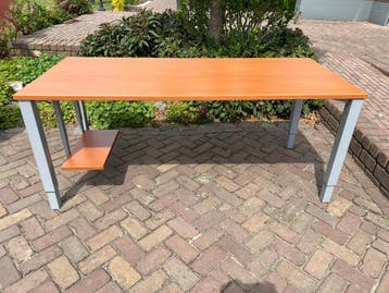 Bureau met ladenblok en kast