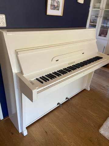 Wit geschilderde piano (Rippen) - gratis af te halen