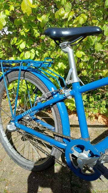 Blauwe kinderfiets met versnellingen