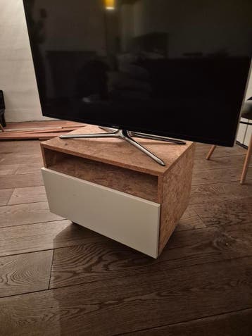 Gratis af te halen: Zelfgemaakt tv-meubel (Tilburg)