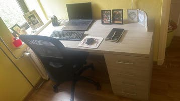 Bureau met lades gratis op te halen