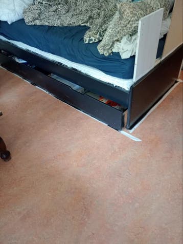 1 persoons bed met lattenbodem en 2 onderschuifladen op wiel